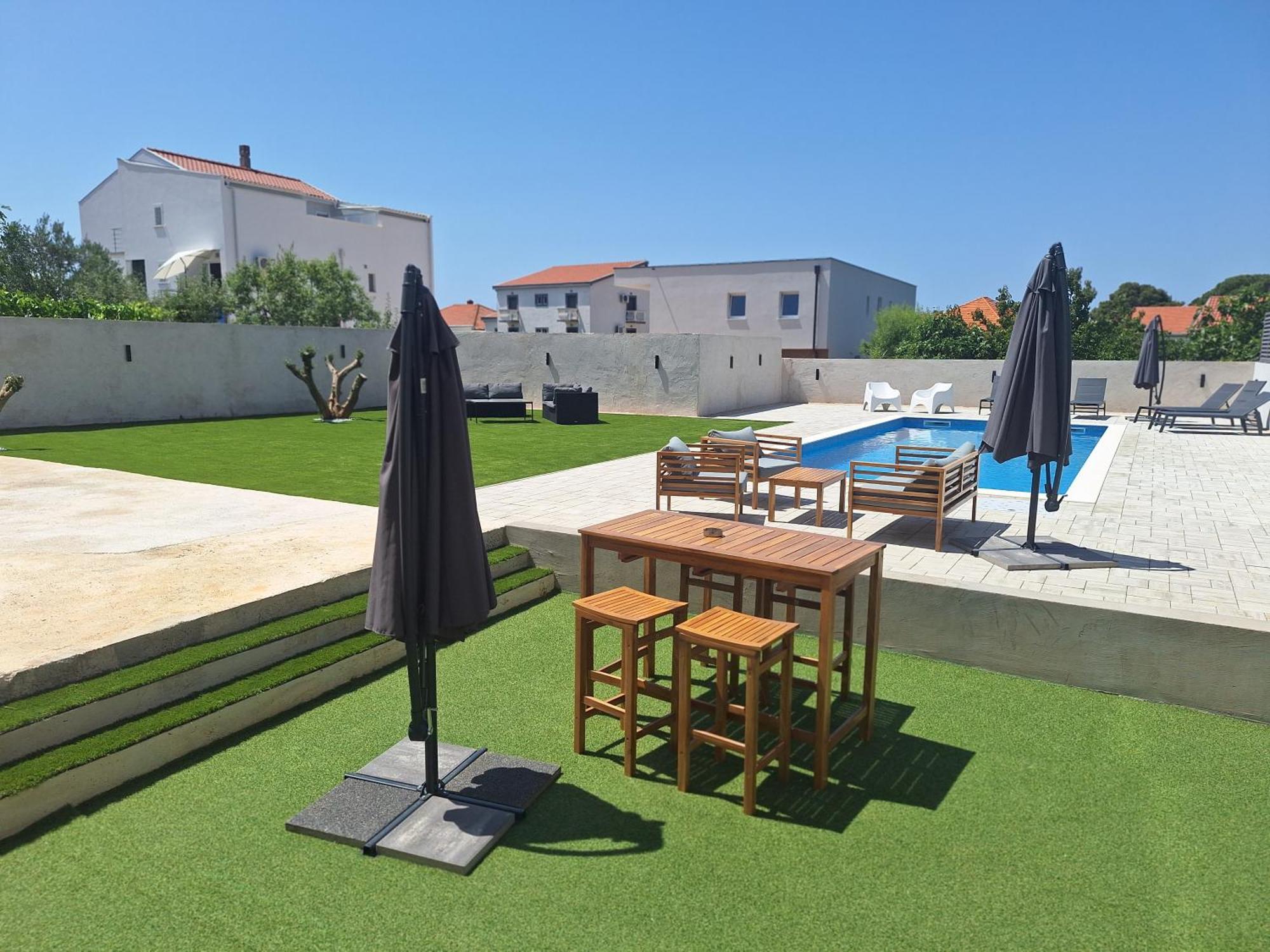 Lucy With Heated Pool & Free Private Parking Apartment Zadar