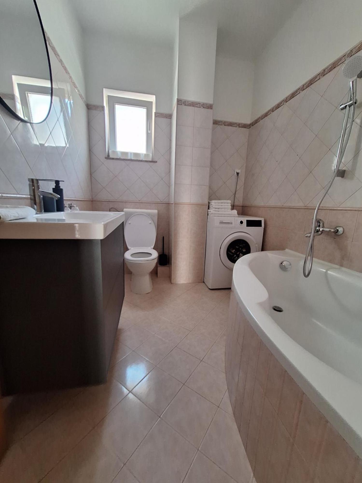 Lucy With Heated Pool & Free Private Parking Apartment Zadar