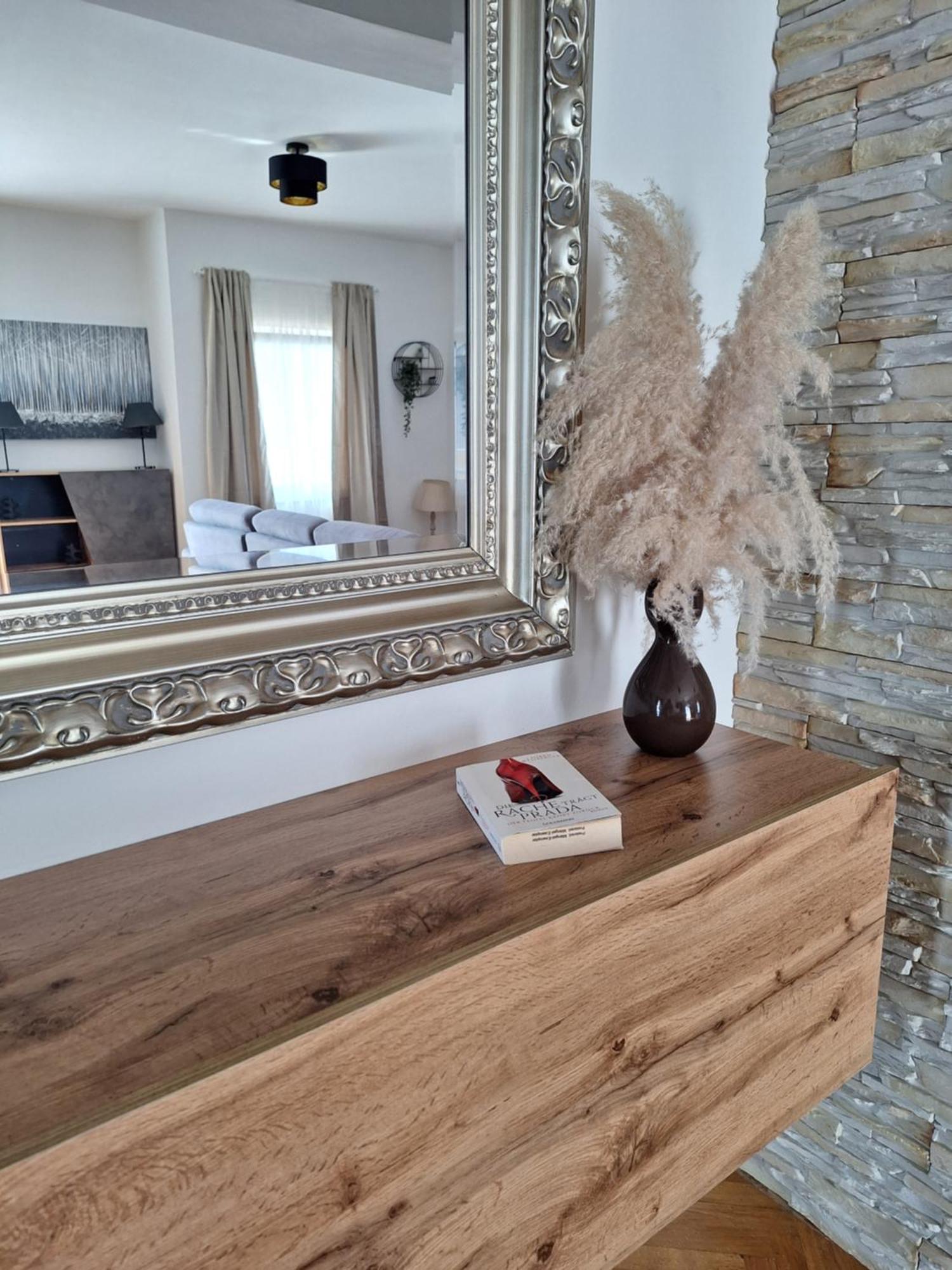 Apartment Lucy With Heated Pool & Free Private Parking *