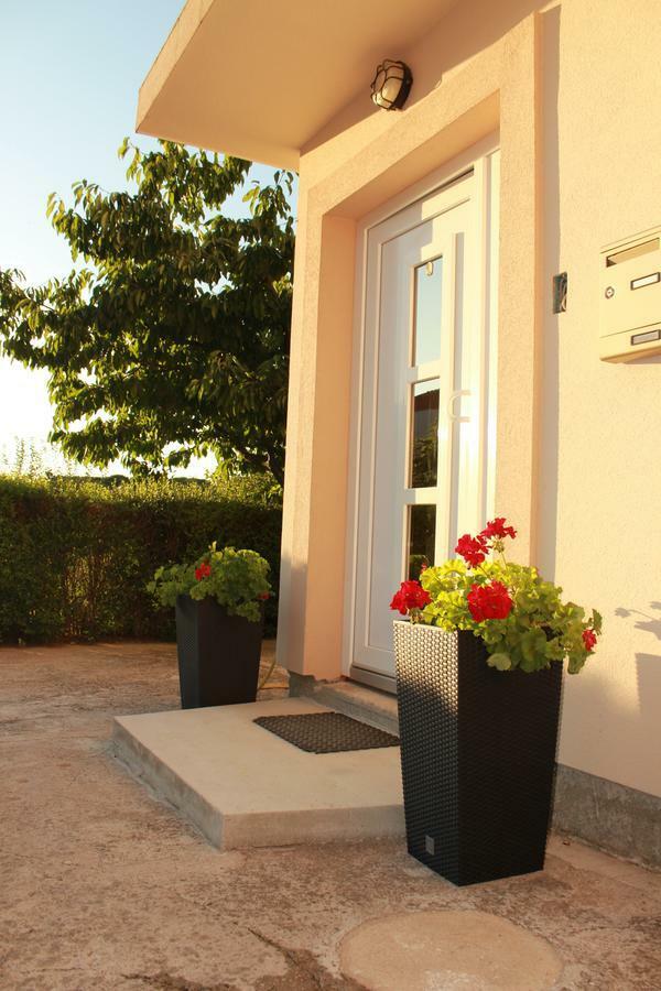 Lucy - Free Private Parking Zadar